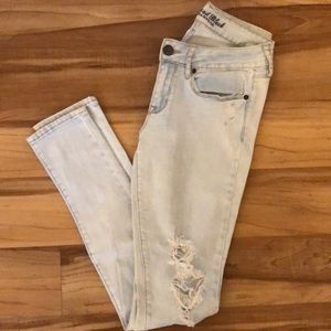 Light wash bullhead black ripped jeans